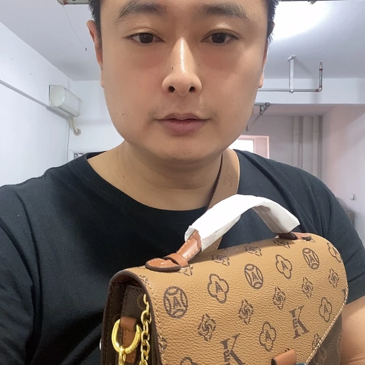 黄牛皮（革）鳄鱼皮（革）犏牛皮（革）
