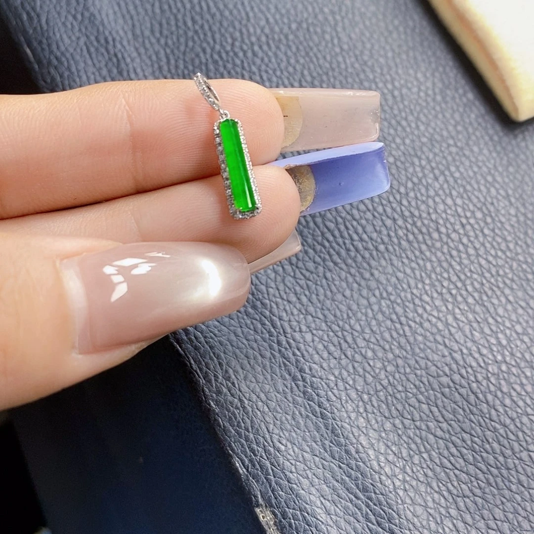 翡翠18K金镶嵌颈饰翡翠