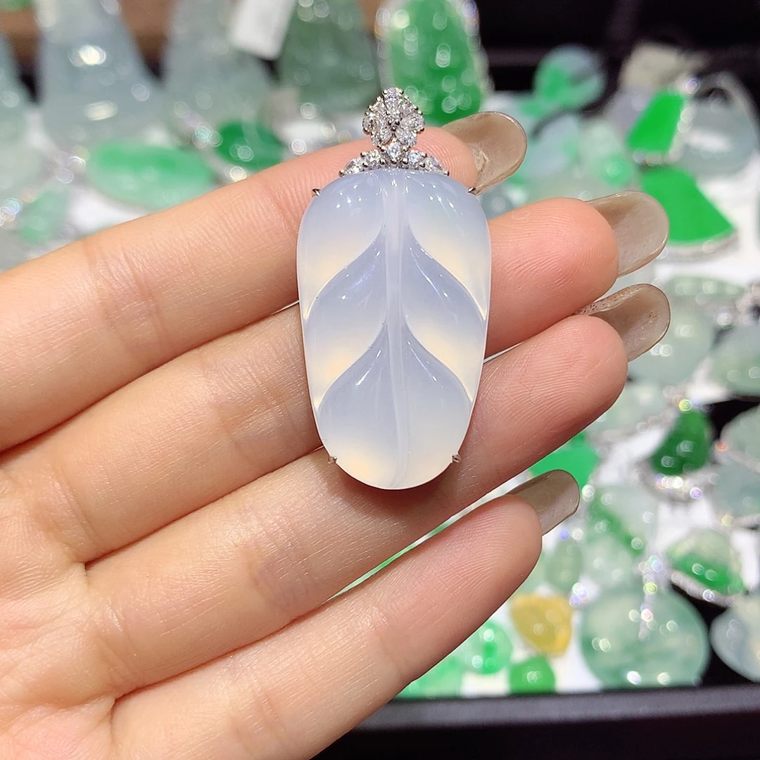 翡翠18K金镶嵌颈饰叶