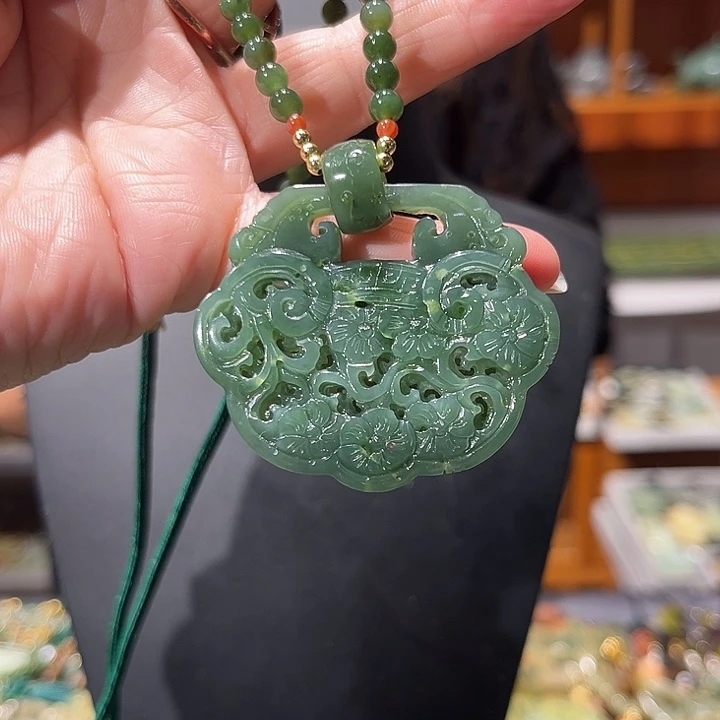颈饰未镶嵌和田玉（糖玉）