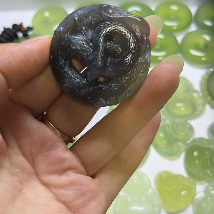蛇纹石玉未镶嵌颈饰