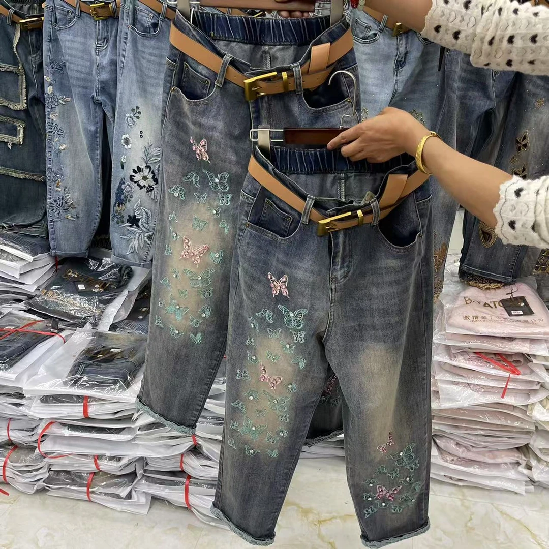 8831钻钉刺绣蝴蝶牛仔八分裤