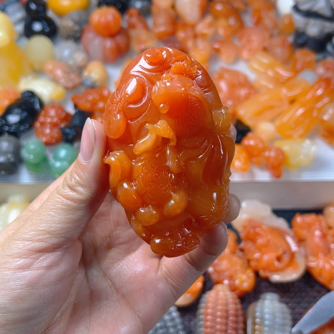 秀***树颈饰未镶嵌石英质玉（金丝玉）