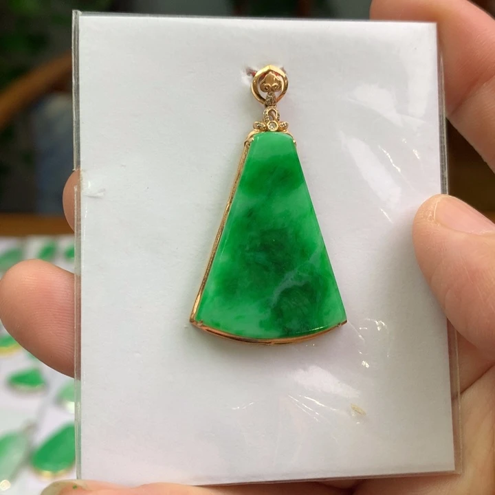 翡翠18K金镶嵌颈饰翡翠吊坠
