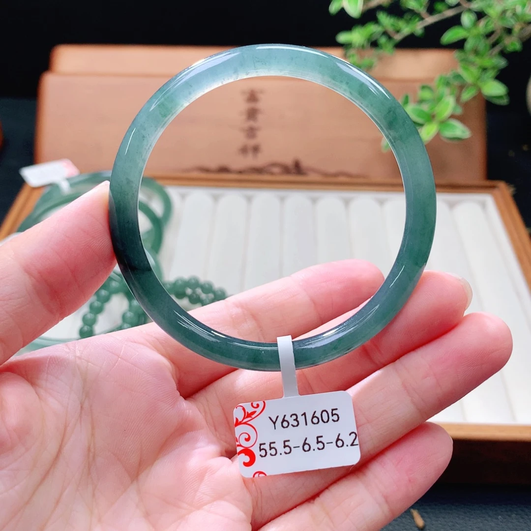 未镶嵌手镯（圆镯）翡翠