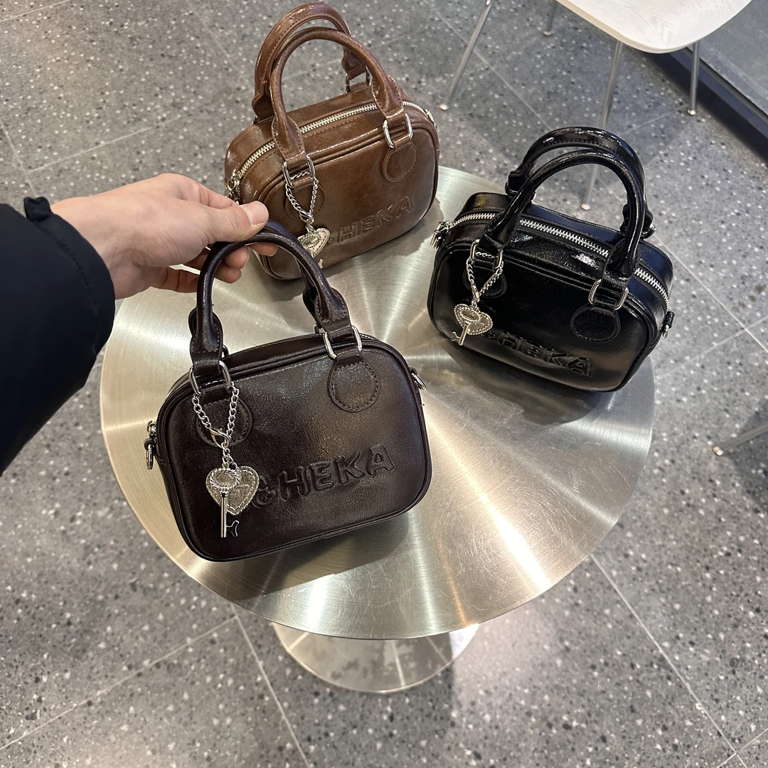 2025年新款简约时尚手提肩挎小包女包 买包送挂件 DZ 22008