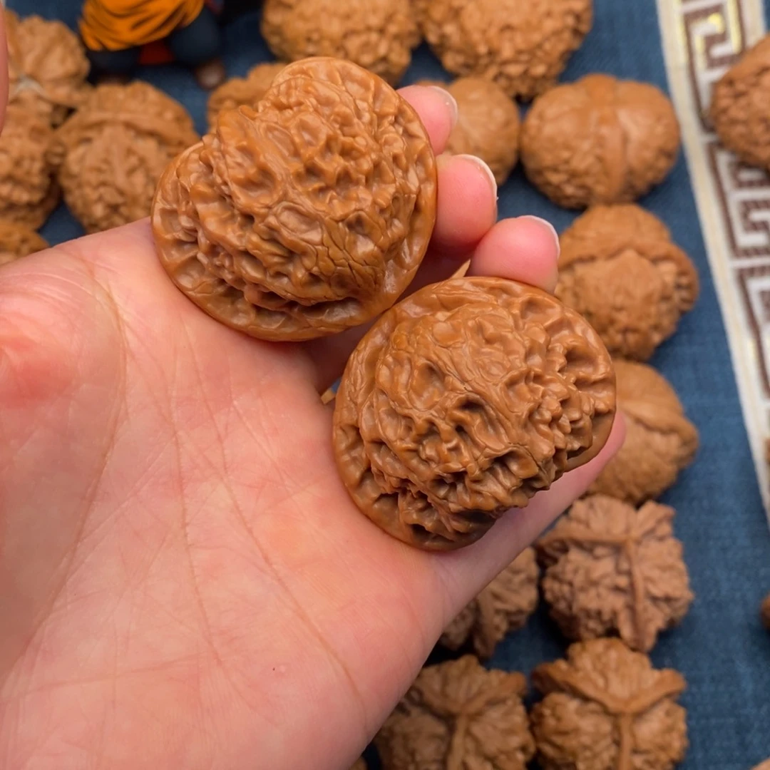 文玩核桃把件42精品桃心宫灯42克