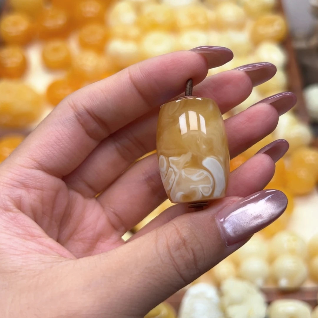 小***鱼琥珀未镶嵌颈饰蜜蜡