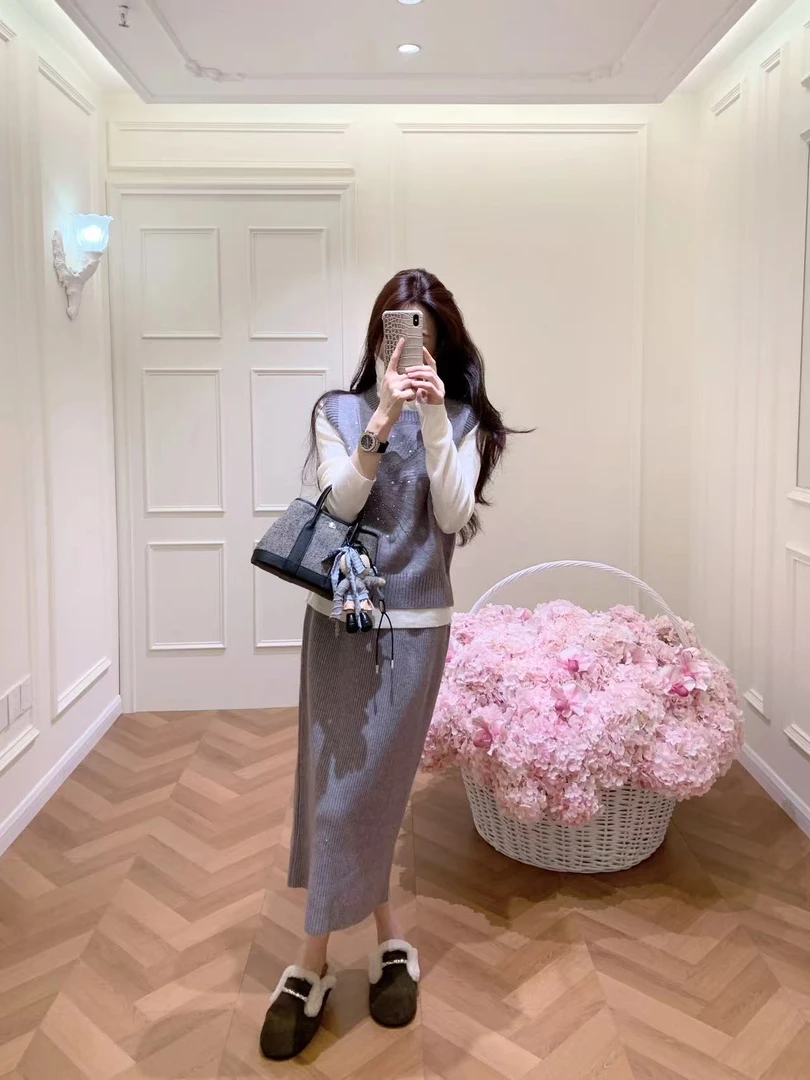 2025年巨好看的三件套冬装针织打底背心半身裙小香风套装