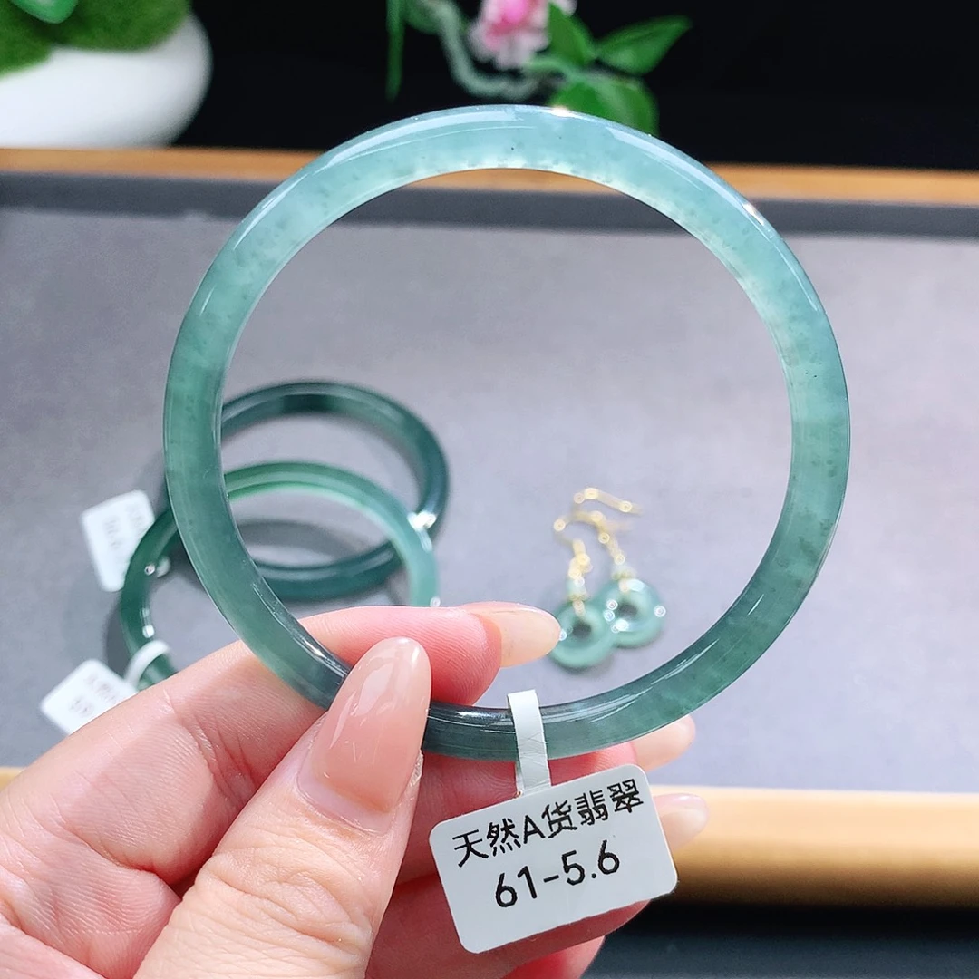 未镶嵌手镯（圆镯）翡翠