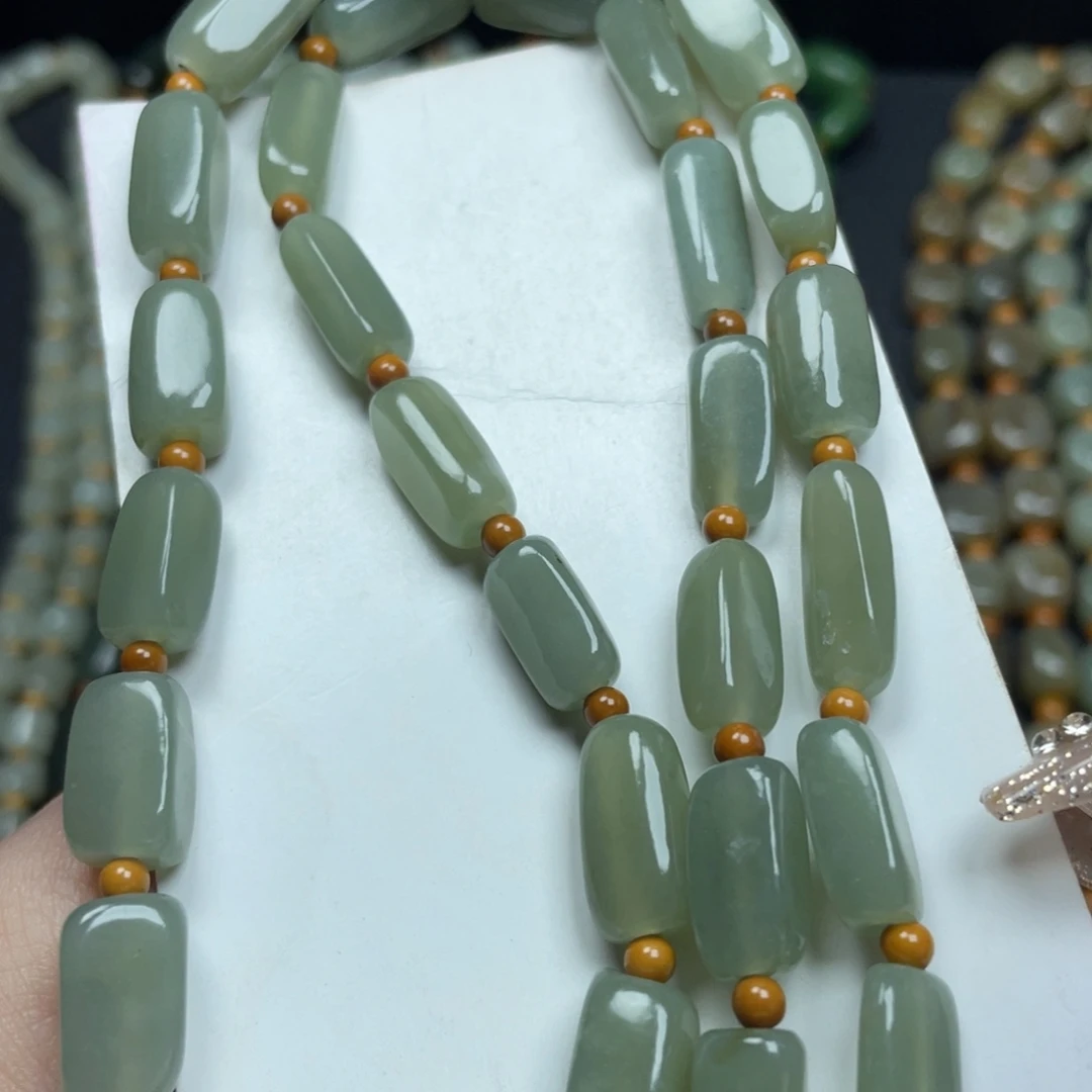 君***男和田玉未镶嵌颈饰