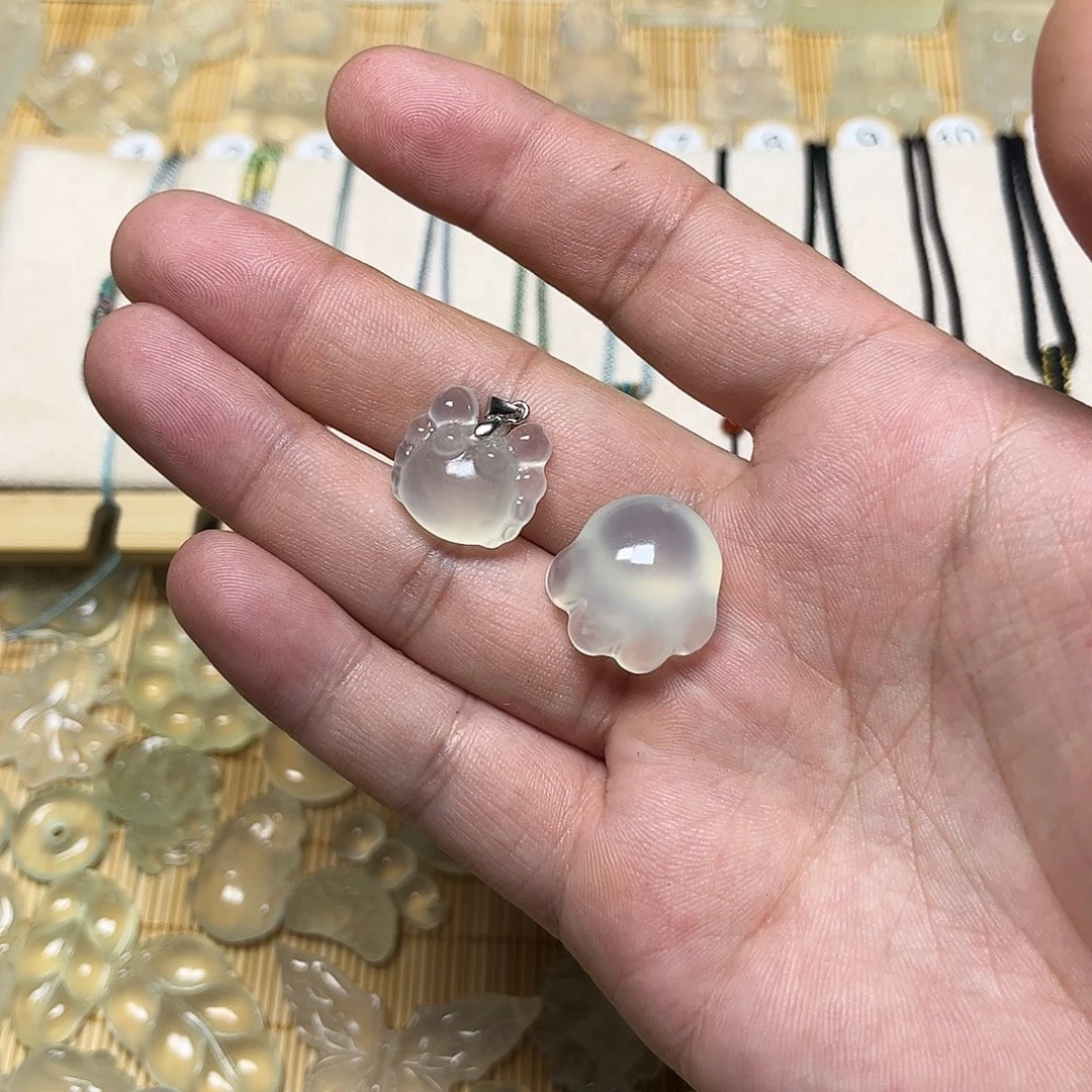 张***子岫玉未镶嵌颈饰吊坠