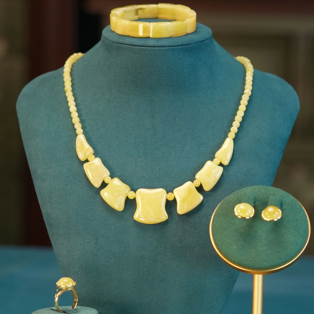 天然琥珀蜜蜡套装32.5gتەبىئىي كەھرىۋا يۈرۈشلۈك