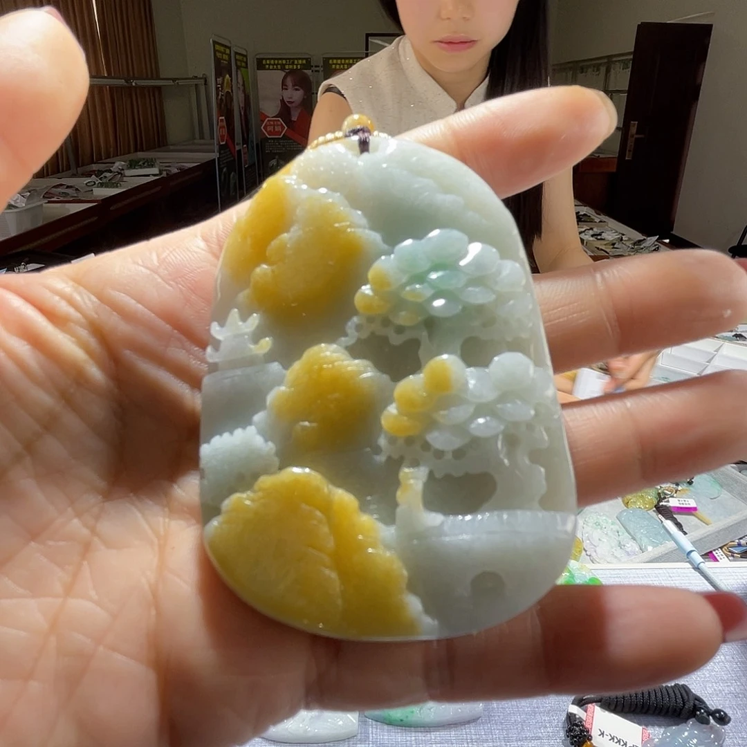 翡翠未镶嵌颈饰一个