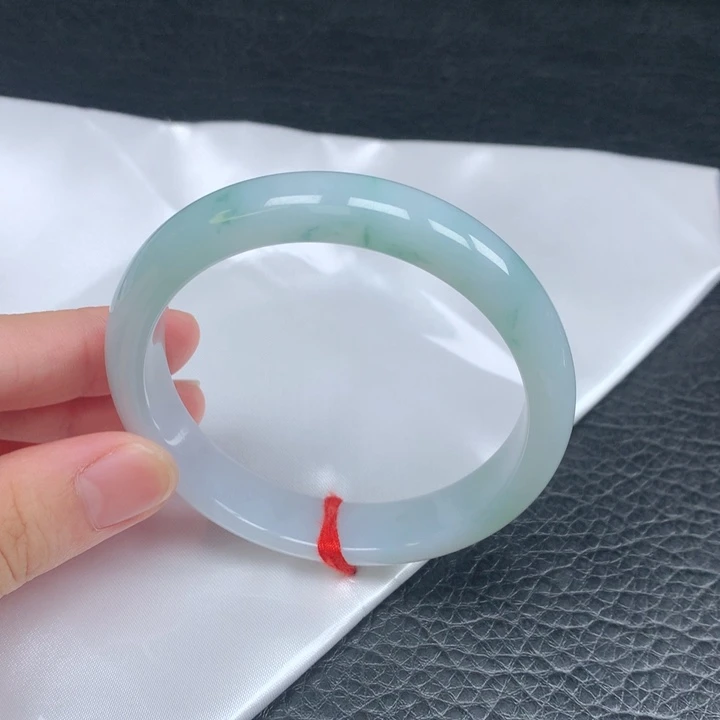 翡翠手镯未镶嵌。