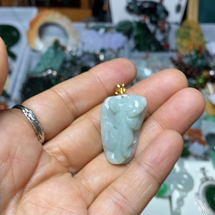 翡翠未镶嵌吊坠(赠链)