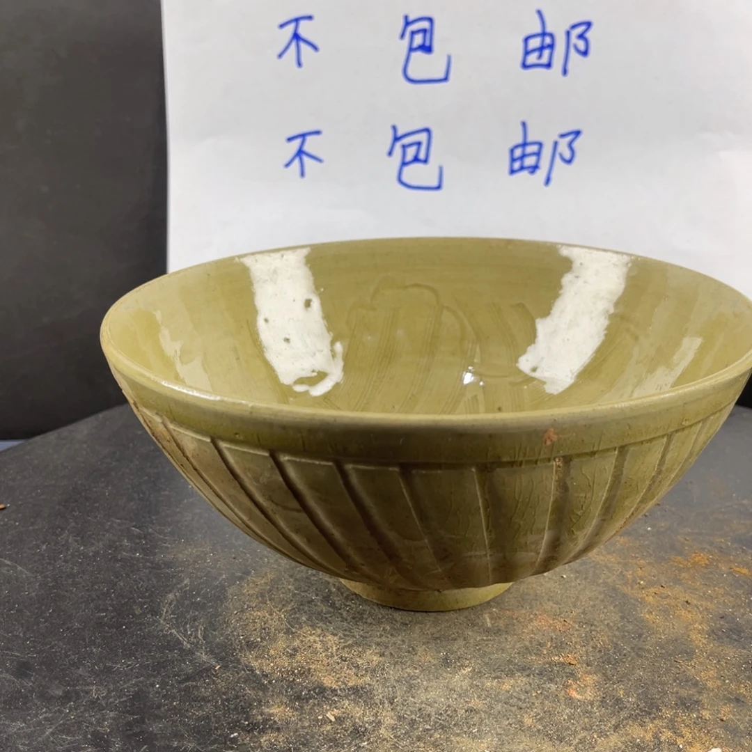 罐漂亮的小瓷器和