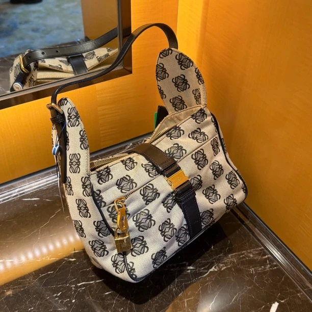 95新 LOEWE/罗意威 满logo饭盒单肩手提包