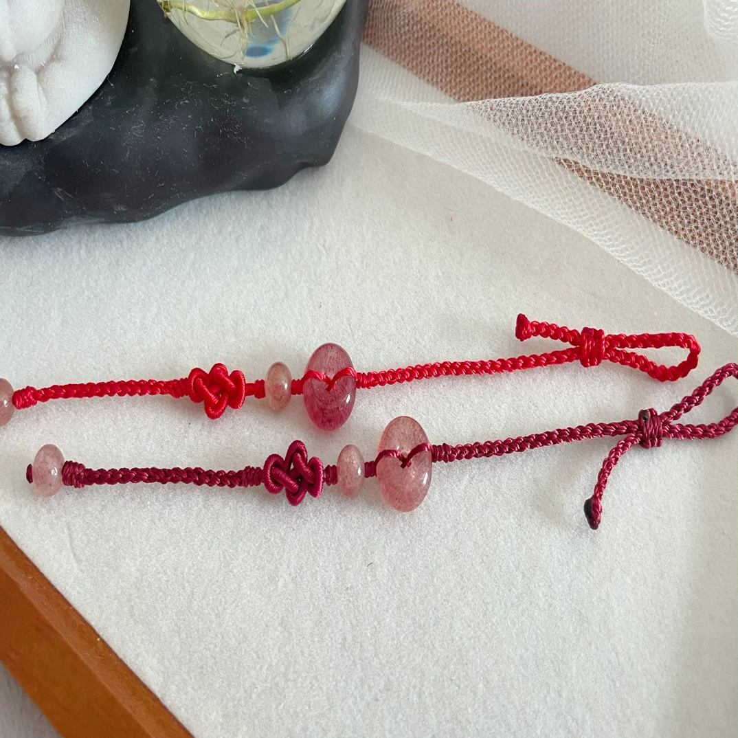 非金属布艺手链 原创草莓晶平安扣手绳显白手工如意结酒红