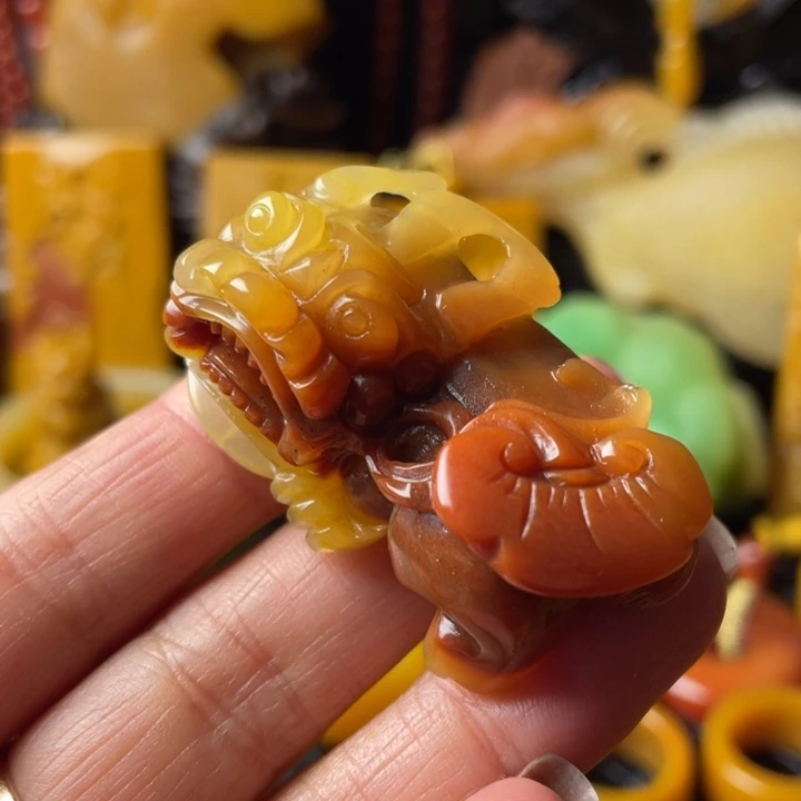 未镶嵌石英质玉（黄龙玉）颈饰
