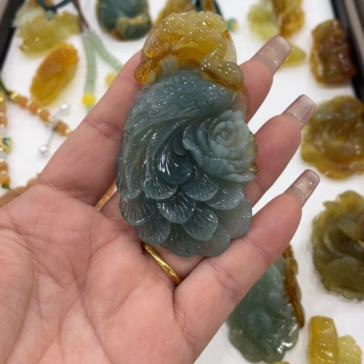 红***桃蛇纹石玉未镶嵌颈饰