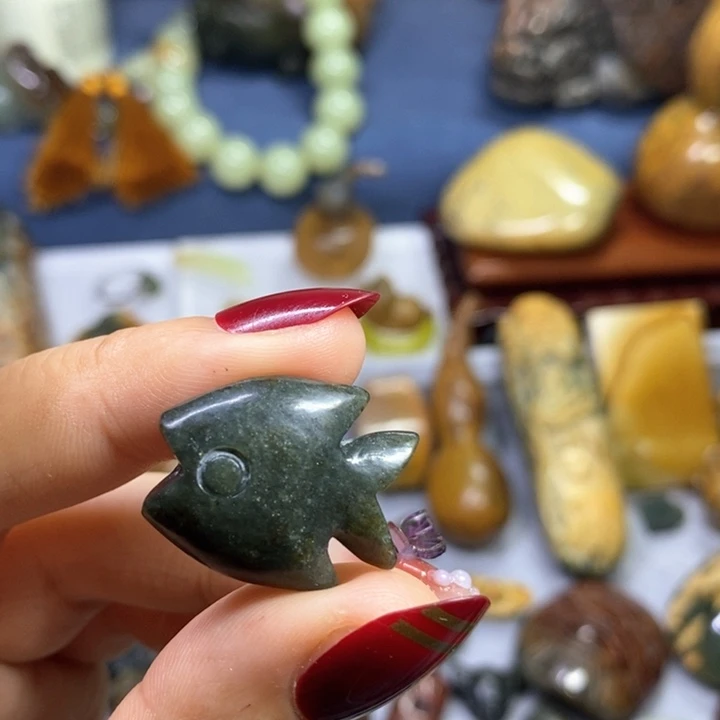 岫岩河磨玉（透闪石质玉）通孔小鱼未镶嵌