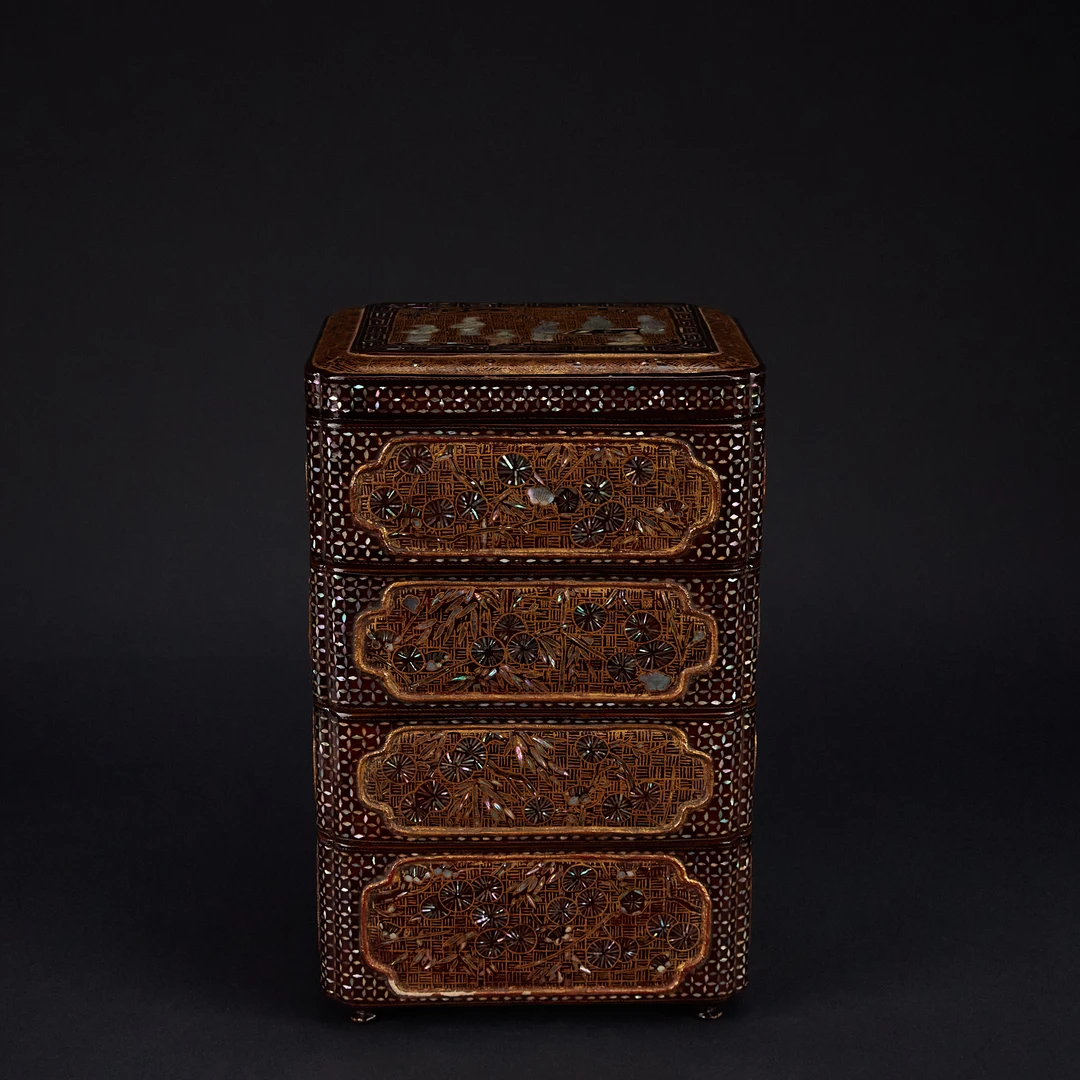 LOT 122014清早期 大漆嵌螺钿描金松柏人物纹四节盒