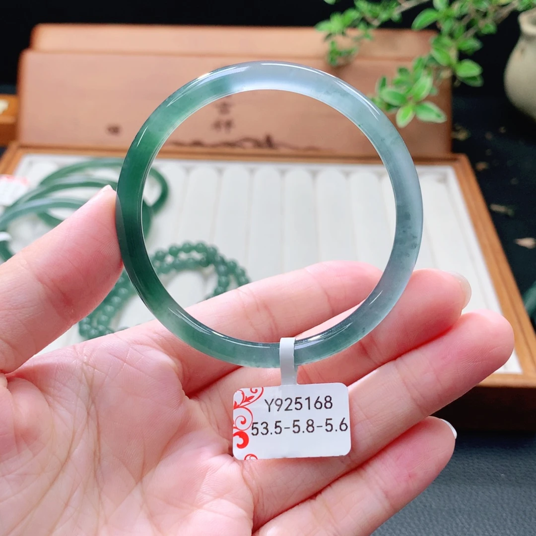 翡翠未镶嵌手镯（圆镯）