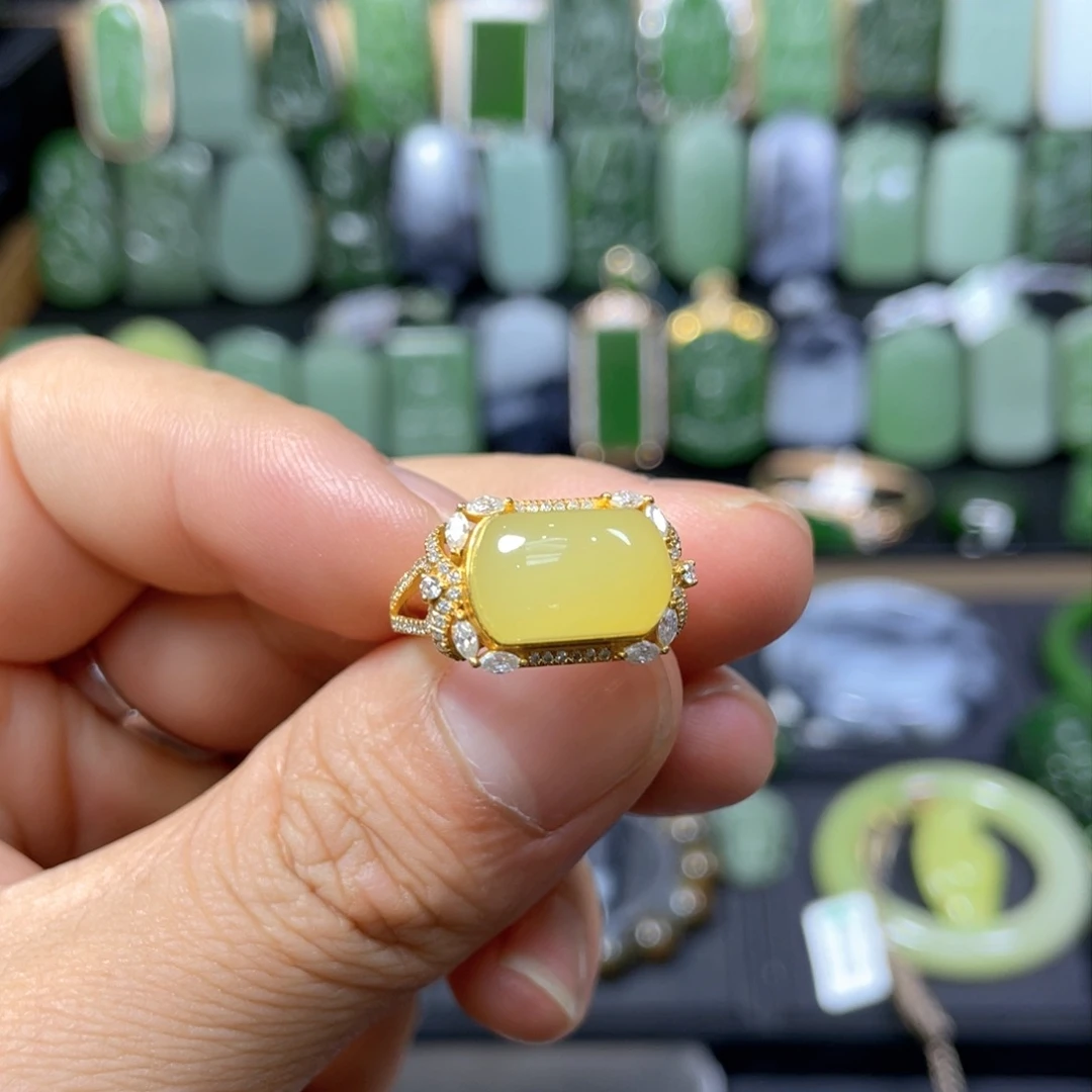 18K金镶嵌戒指和田玉