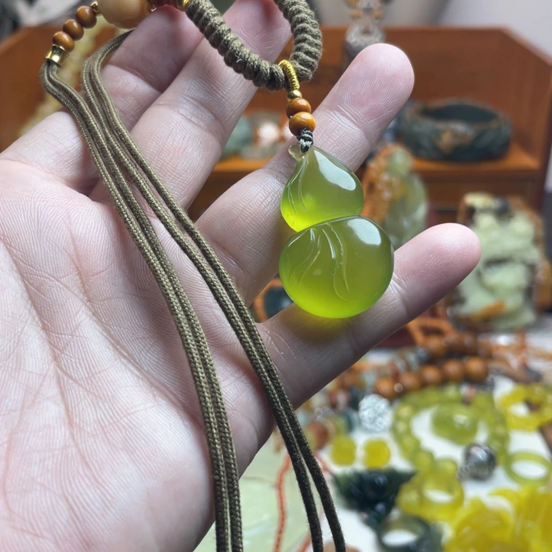 蛇纹石玉未镶嵌吊坠