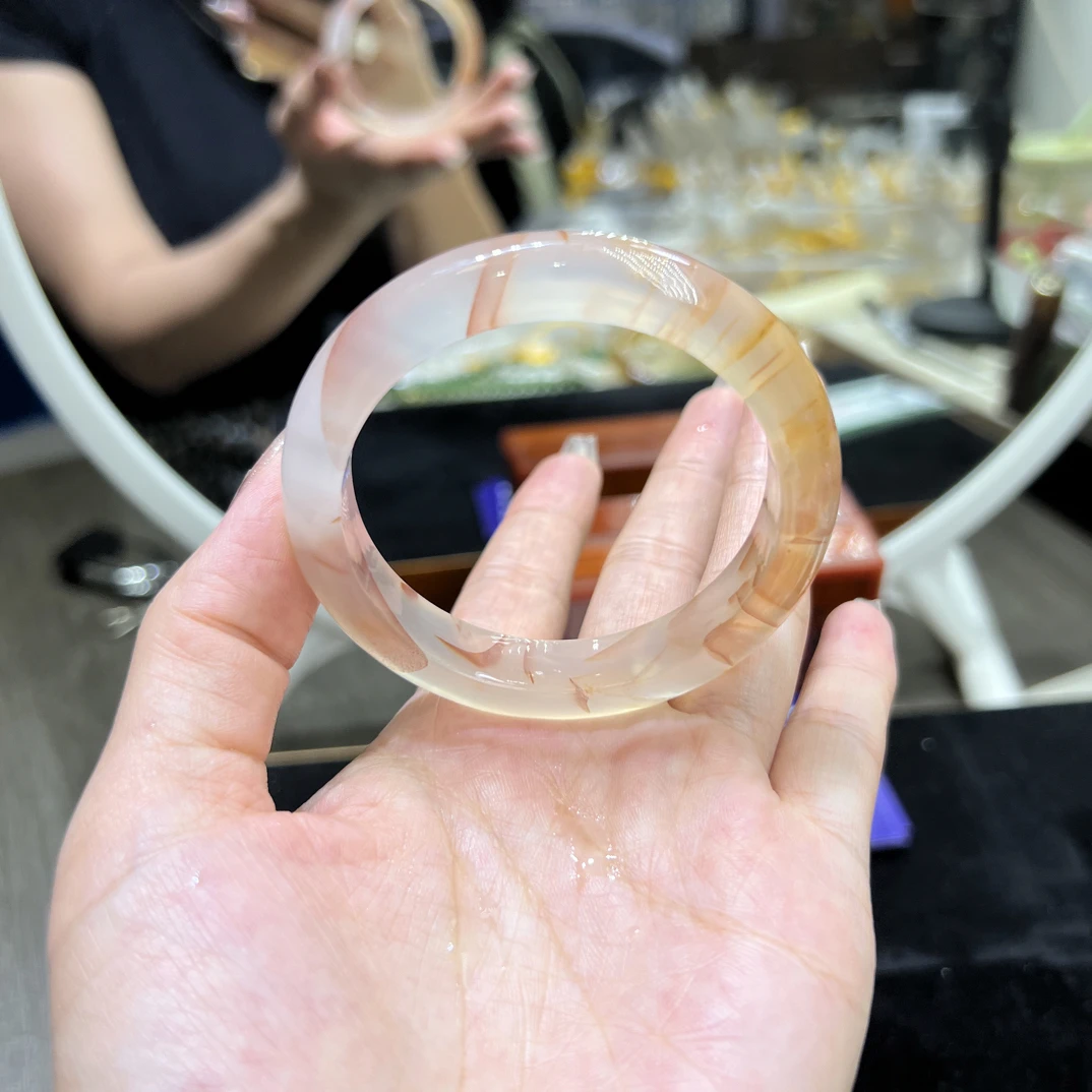 店主实拍！天然马达加斯加双色龙纹玉髓手镯高冰透起荧光54-55圈口