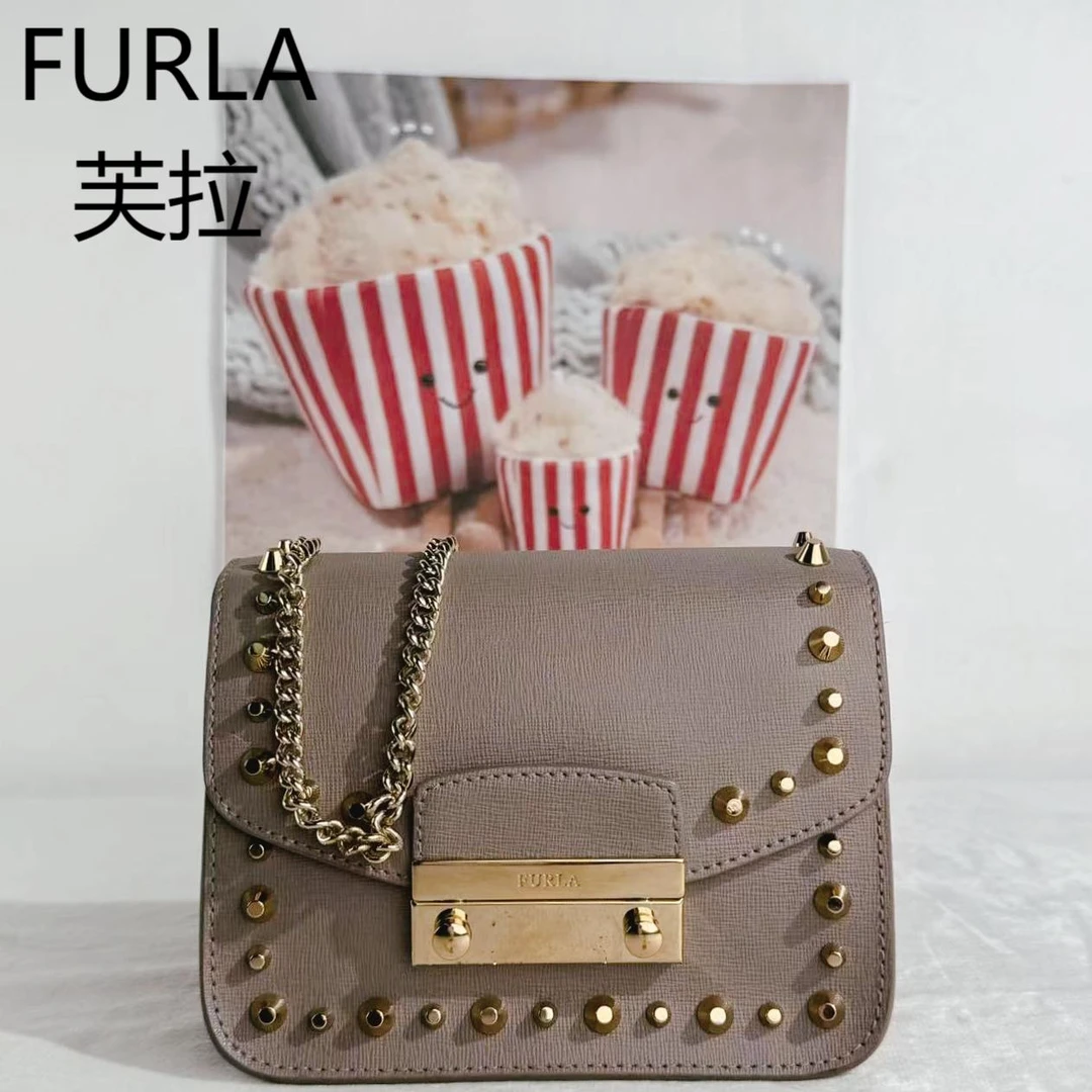 95新 FURLA/芙拉 灰色铆钉斜挎包G25310418底长17X13