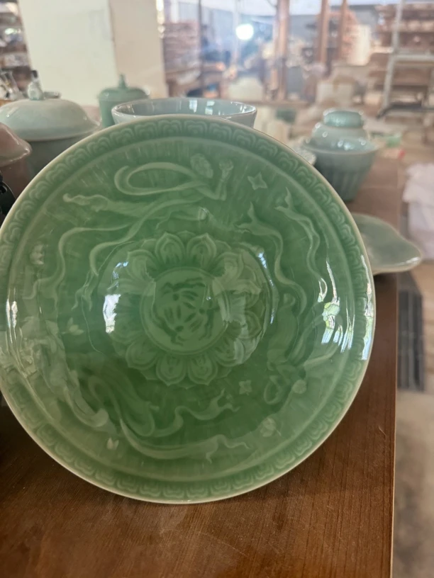 龙泉青瓷敦煌飞天盘陶瓷复古手工盘子花纹雕刻青瓷缠枝绿色手绘