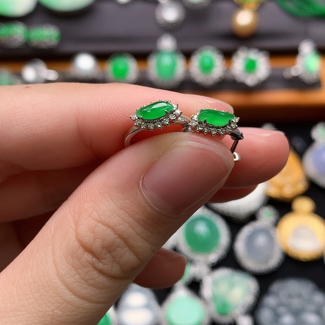 18K金镶嵌翡翠耳饰