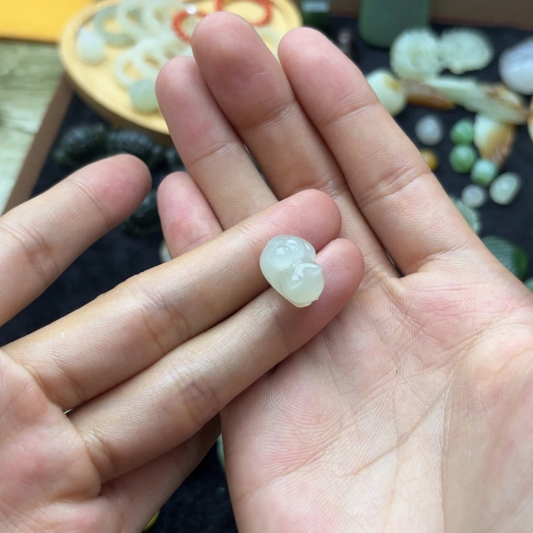 C***y和田玉未镶嵌颈饰