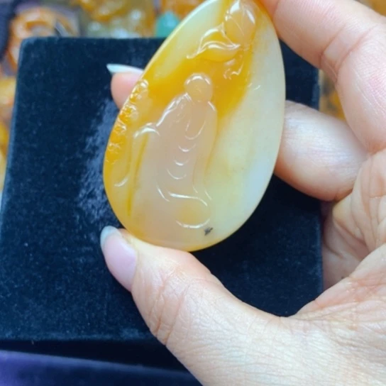 石英质玉（黄龙玉）未镶嵌颈饰