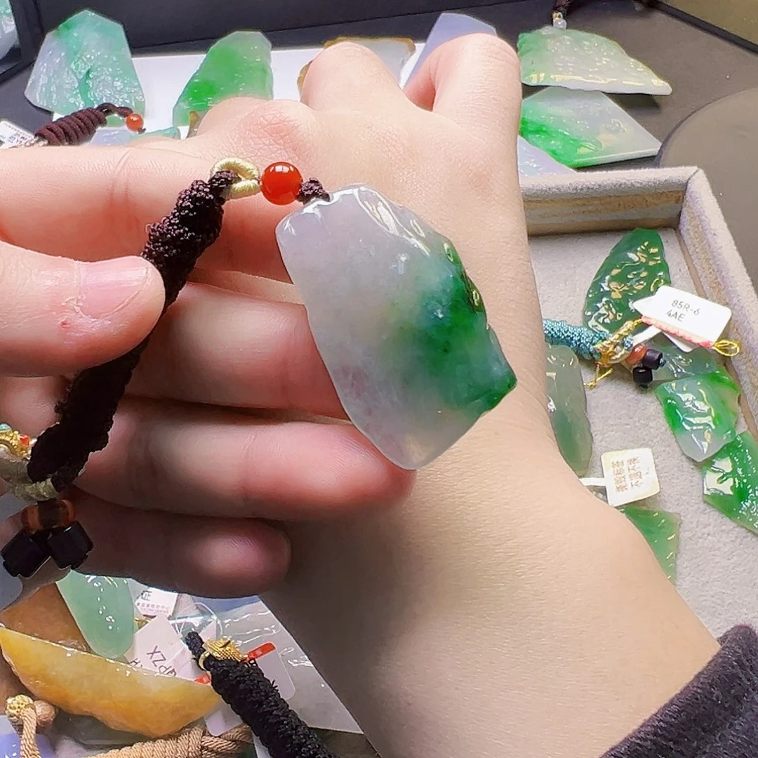 翡翠吊坠(赠链)未镶嵌