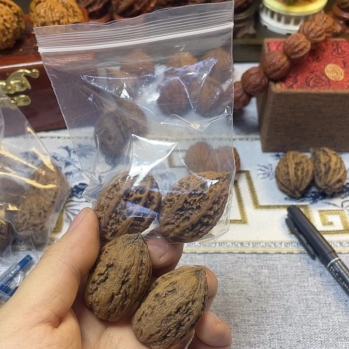 核桃东北楸子手把件