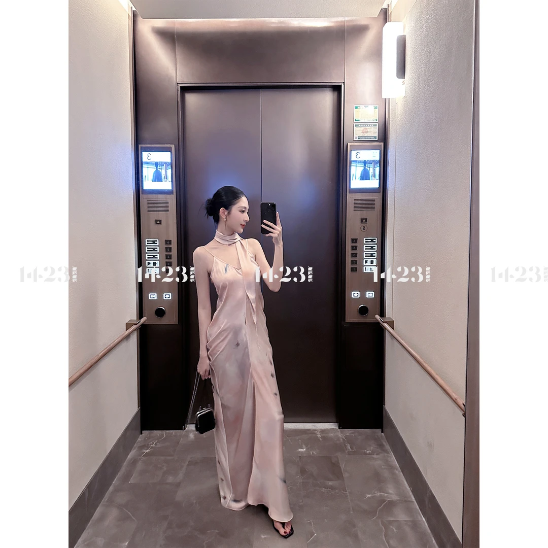 1423【粉黛含烟】优雅V领寂静度假褶皱垂感露背吊带连衣裙（含飘带）