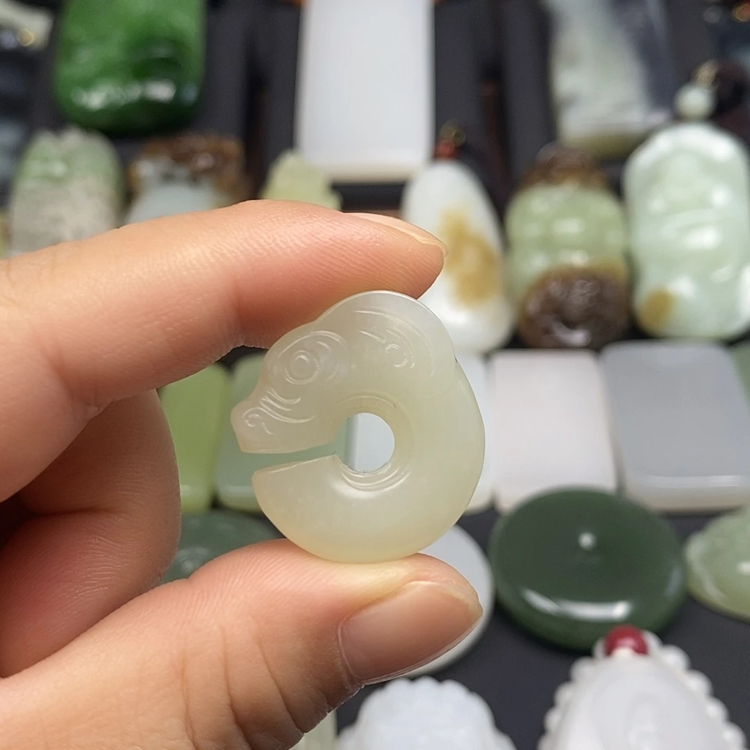 斜***谷和田玉未镶嵌颈饰