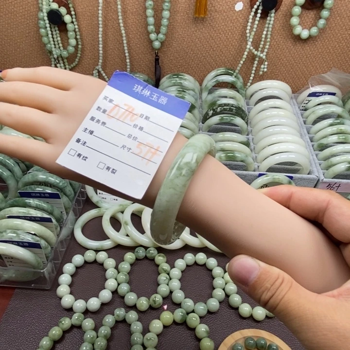 蛇纹石玉未镶嵌手镯