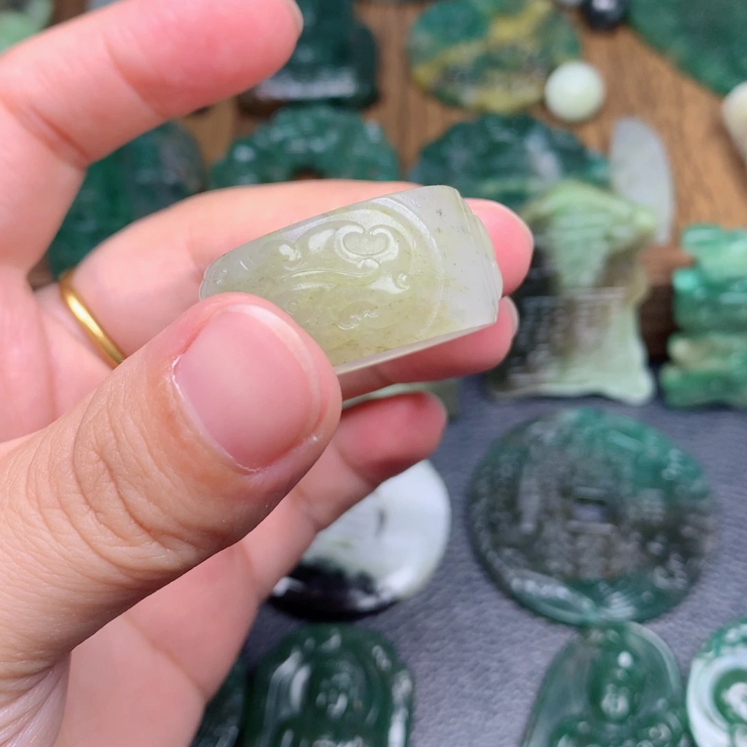 独山玉未镶嵌颈饰懒*甲