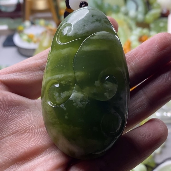 蛇纹石玉未镶嵌颈饰青提把件