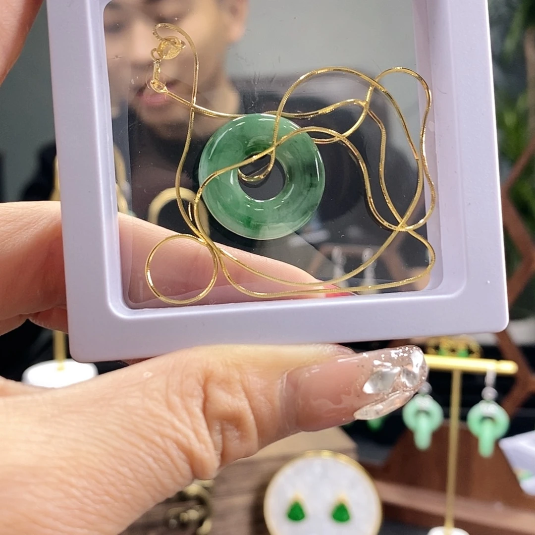 翡翠吊坠(赠链)未镶嵌翡翠