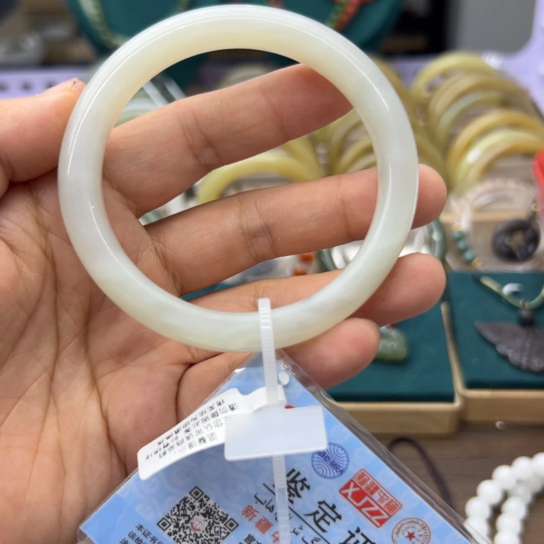 和田玉手镯未镶嵌61圈围149瑕