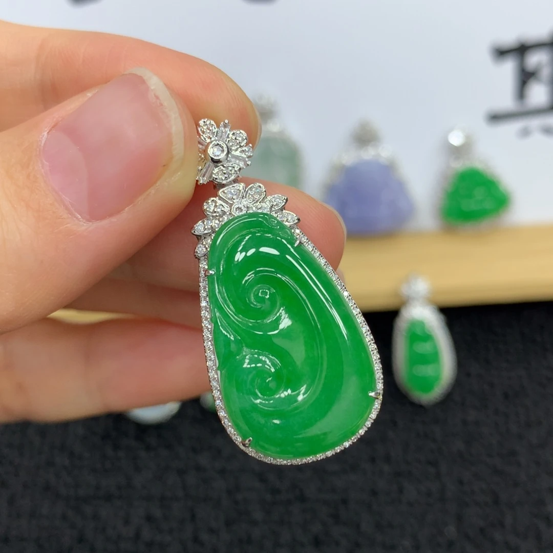 翡翠18K金镶嵌颈饰如意