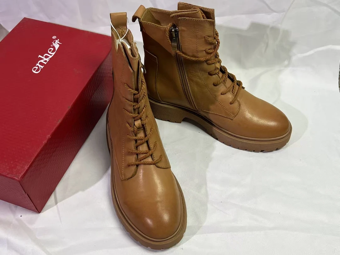 女平跟秋冬圆头中筒粗跟靴子时尚复古短靴子马丁靴