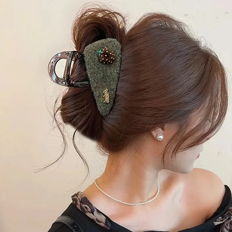 草莓毛毡三角头发抓夹女高级感鲨鱼夹2025新款发夹巨好看百搭发饰