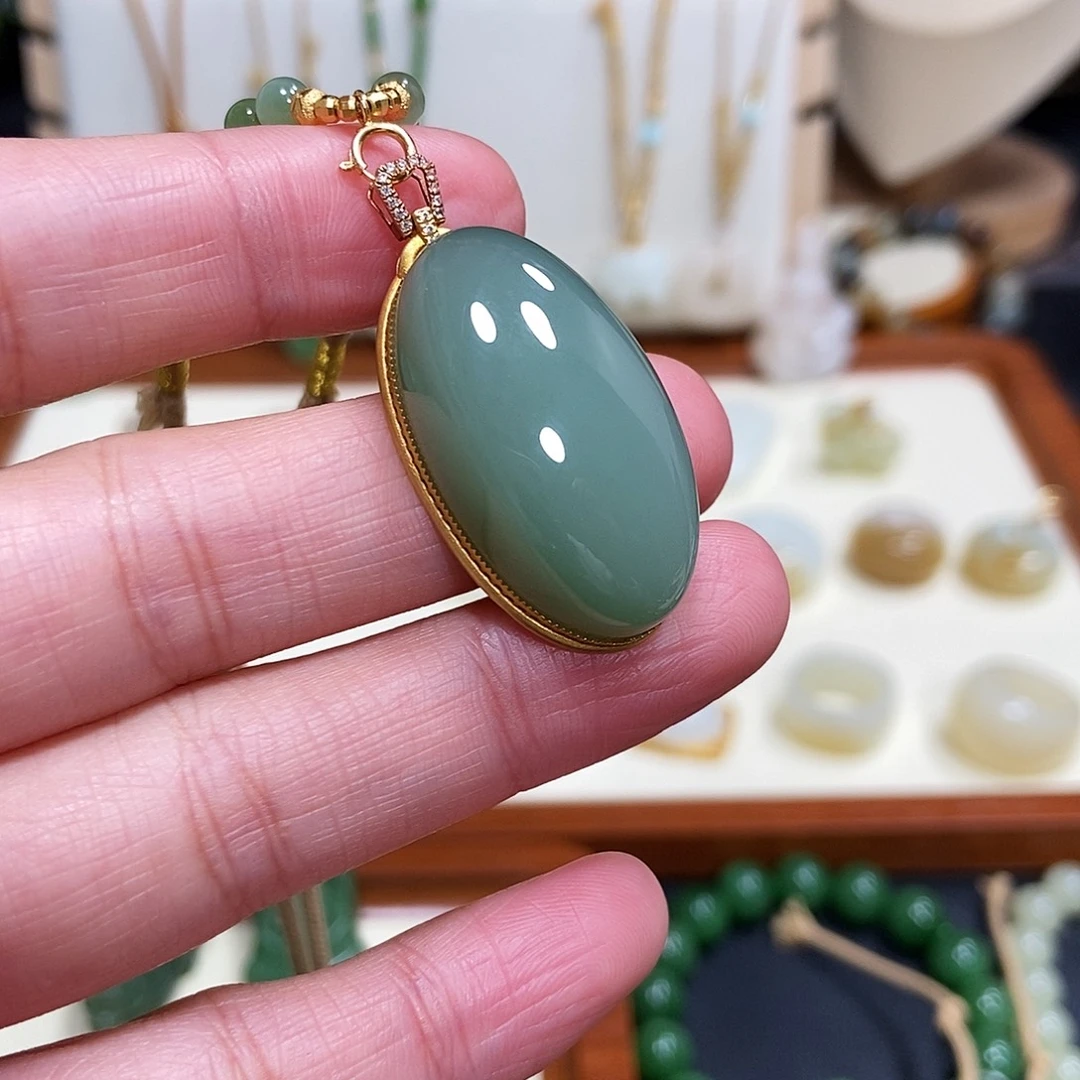 和田玉18K金镶嵌吊坠(赠链)