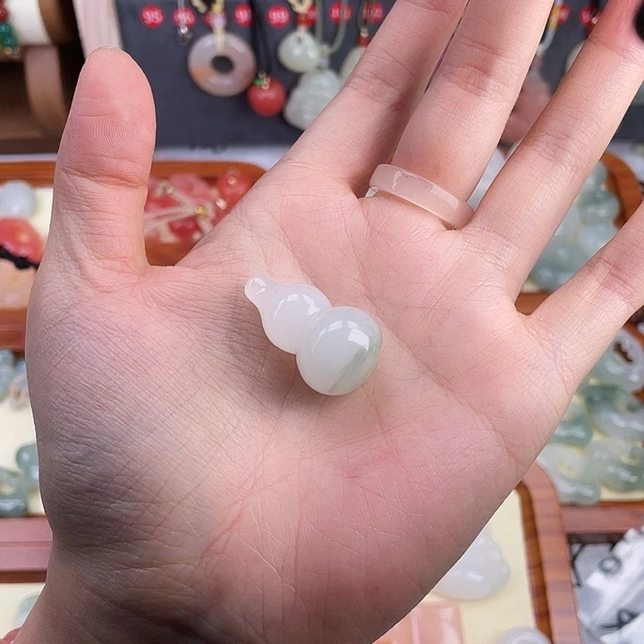 草***包石英质玉未镶嵌颈饰